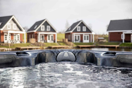 005 Luxe watervilla voor 6 personen met bubbelbad op Vakantiepark IJsselmeer