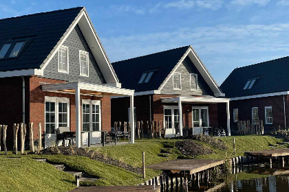 008 Moderne watervilla voor 6 personen met royale tuin op Vakantiepark IJsselmeer