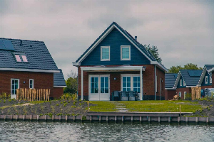 Moderne watervilla voor 8 personen met royale tuin op Vakantiepark IJsselmeer