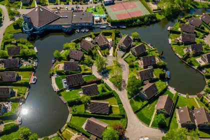 017 Mooi 6 persoons vakantiehuis met sauna aan het water, nabij het IJsselmeer