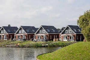 Watervilla voor 6 personen met bubbelbad, sauna en sunshower op Vakantiepark IJsselmeer