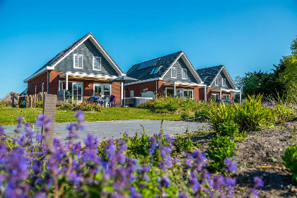 001 Watervilla voor 6 personen met bubbelbad, sauna en sunshower op Vakantiepark IJsselmeer