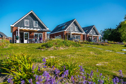 004 Watervilla voor 6 personen met bubbelbad, sauna en sunshower op Vakantiepark IJsselmeer