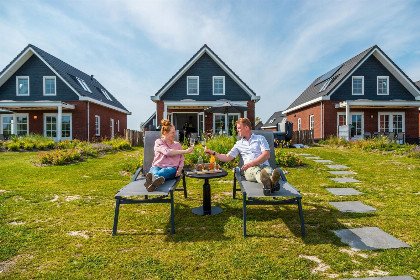 005 Watervilla voor 6 personen met bubbelbad, sauna en sunshower op Vakantiepark IJsselmeer