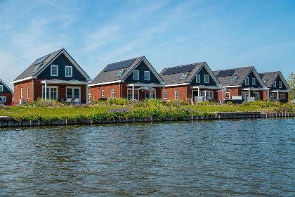 008 Watervilla voor 6 personen met bubbelbad, sauna en sunshower op Vakantiepark IJsselmeer