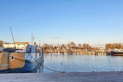 017 Authentieke 7 persoons woonboot gelegen in Jachthaven Naarden aan het Gooimeer