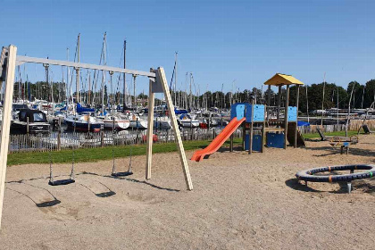 023 Authentieke 7 persoons woonboot gelegen in Jachthaven Naarden aan het Gooimeer