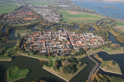 037 Authentieke 7 persoons woonboot gelegen in Jachthaven Naarden aan het Gooimeer