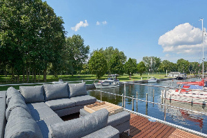 Deze 4 5 persoons waterlodge met terras ligt in Jachthaven Naarden aan het Gooimeer