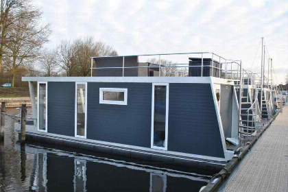 005 Deze 4 5 persoons waterlodge met terras ligt in Jachthaven Naarden aan het Gooimeer