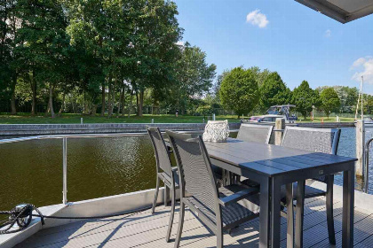 006 Deze 4 5 persoons waterlodge met terras ligt in Jachthaven Naarden aan het Gooimeer