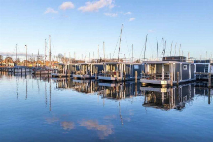 010 Deze 4 5 persoons waterlodge met terras ligt in Jachthaven Naarden aan het Gooimeer