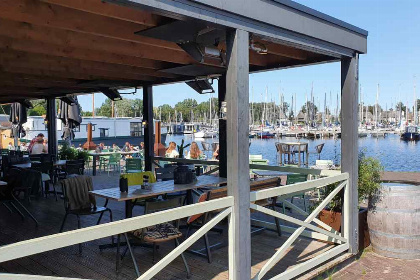 016 Deze 4 5 persoons waterlodge met terras ligt in Jachthaven Naarden aan het Gooimeer