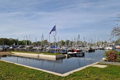 017 Deze 4 5 persoons waterlodge met terras ligt in Jachthaven Naarden aan het Gooimeer