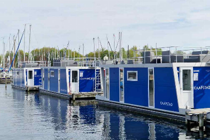 020 Deze 4 5 persoons waterlodge met terras ligt in Jachthaven Naarden aan het Gooimeer