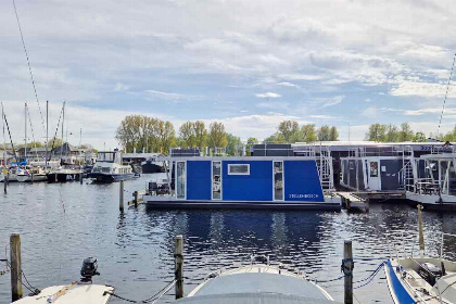 021 Deze 4 5 persoons waterlodge met terras ligt in Jachthaven Naarden aan het Gooimeer