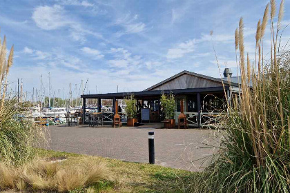 022 Deze 4 5 persoons waterlodge met terras ligt in Jachthaven Naarden aan het Gooimeer