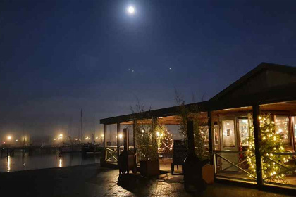 026 Deze 4 5 persoons waterlodge met terras ligt in Jachthaven Naarden aan het Gooimeer