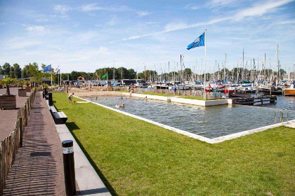 028 Deze 4 5 persoons waterlodge met terras ligt in Jachthaven Naarden aan het Gooimeer