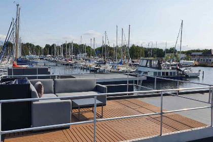 030 Deze 4 5 persoons waterlodge met terras ligt in Jachthaven Naarden aan het Gooimeer