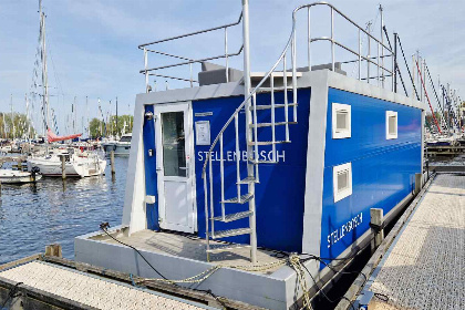 005 Deze knusse 4 6 persoons waterlodge ligt in Jachthaven Naarden aan het Gooimeer