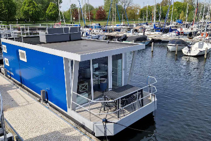 008 Deze knusse 4 6 persoons waterlodge ligt in Jachthaven Naarden aan het Gooimeer