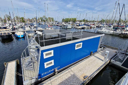 012 Deze knusse 4 6 persoons waterlodge ligt in Jachthaven Naarden aan het Gooimeer