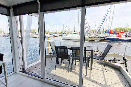 018 Deze knusse 4 6 persoons waterlodge ligt in Jachthaven Naarden aan het Gooimeer