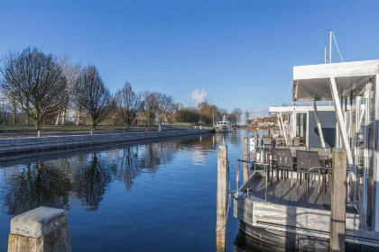 009 Deze prachtige 5 persoons waterlodge ligt in Jachthaven Naarden aan het Gooimeer