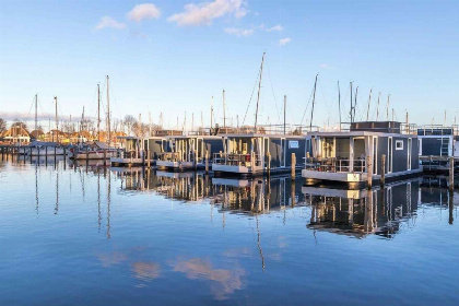 011 Deze prachtige 5 persoons waterlodge ligt in Jachthaven Naarden aan het Gooimeer