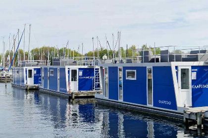 020 Deze prachtige 5 persoons waterlodge ligt in Jachthaven Naarden aan het Gooimeer