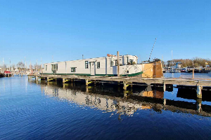 Deze prachtige 7 persoons woonboot ligt in Jachthaven Naarden aan het Gooimeer