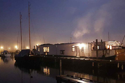 010 Deze prachtige 7 persoons woonboot ligt in Jachthaven Naarden aan het Gooimeer