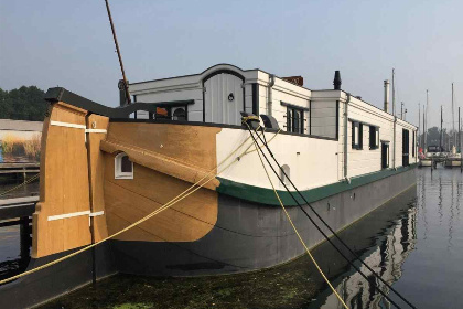 016 Deze prachtige 7 persoons woonboot ligt in Jachthaven Naarden aan het Gooimeer