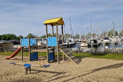 029 Deze prachtige 7 persoons woonboot ligt in Jachthaven Naarden aan het Gooimeer