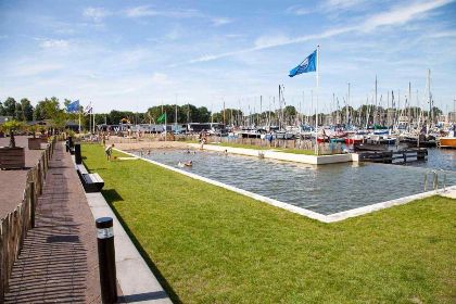 038 Deze prachtige 7 persoons woonboot ligt in Jachthaven Naarden aan het Gooimeer