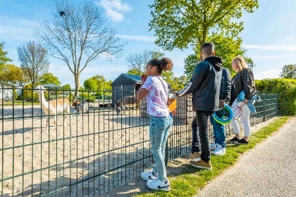 015 4 persoon lichte bungalow op een vakantiepark in Noord Scharwoude