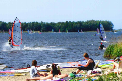 020 4 persoon lichte bungalow op een vakantiepark in Noord Scharwoude