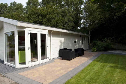 007 4 persoons chalet met moderne hoekerker op vakantiepark in Noord Scharwoude