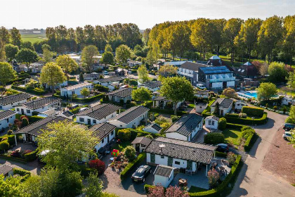 010 4 persoons chalet met moderne hoekerker op vakantiepark in Noord Scharwoude