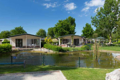 011 4 persoons chalet met moderne hoekerker op vakantiepark in Noord Scharwoude