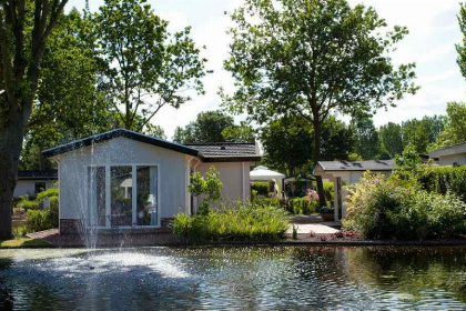 013 4 persoons chalet met moderne hoekerker op vakantiepark in Noord Scharwoude