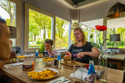 019 4 persoons chalet met moderne hoekerker op vakantiepark in Noord Scharwoude