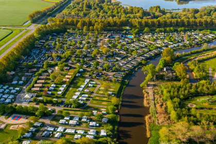 007 Chalet voor 4 personen op vakantiepark in Noord Scharwoude