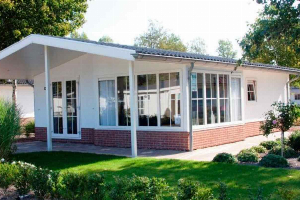 Kleurvol ingerichte 4 persoons vakantiewoning gelegen op Vakantiepark in Noord Scharwoude