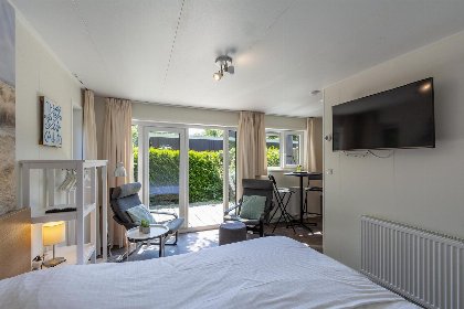 023 Beach Studio Campanula | Sint Maartenszee | Op een park met zwembad