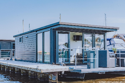 001 Tiny houseboat Uitgeest I