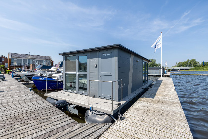 018 Tiny houseboat Uitgeest I