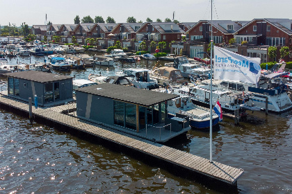 020 Tiny houseboat Uitgeest I