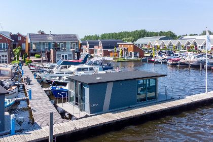 021 Tiny houseboat Uitgeest I